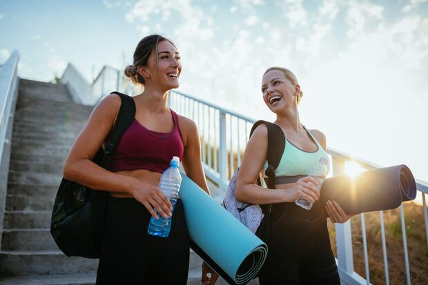 El yoga es ideal para quienes buscan una práctica holística que combine cuerpo y mente, mientras que el pilates es perfecto para mejorar la postura y fortalecer músculos estabilizadores. Juntas, ambas disciplinas pueden potenciar sus beneficios y complementar cualquier rutina de ejercicio.